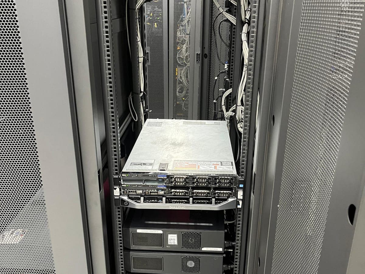 Rak server ALSTORE HOSTING di dalam data center