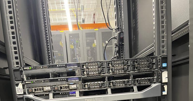 Server game ALSTORE HOSTING terpasang di rak data center