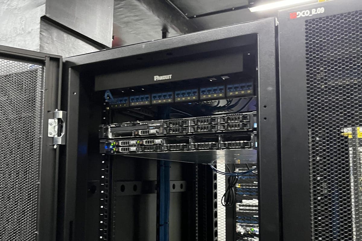 Rak Hyperion dengan patch panel di ruang data center